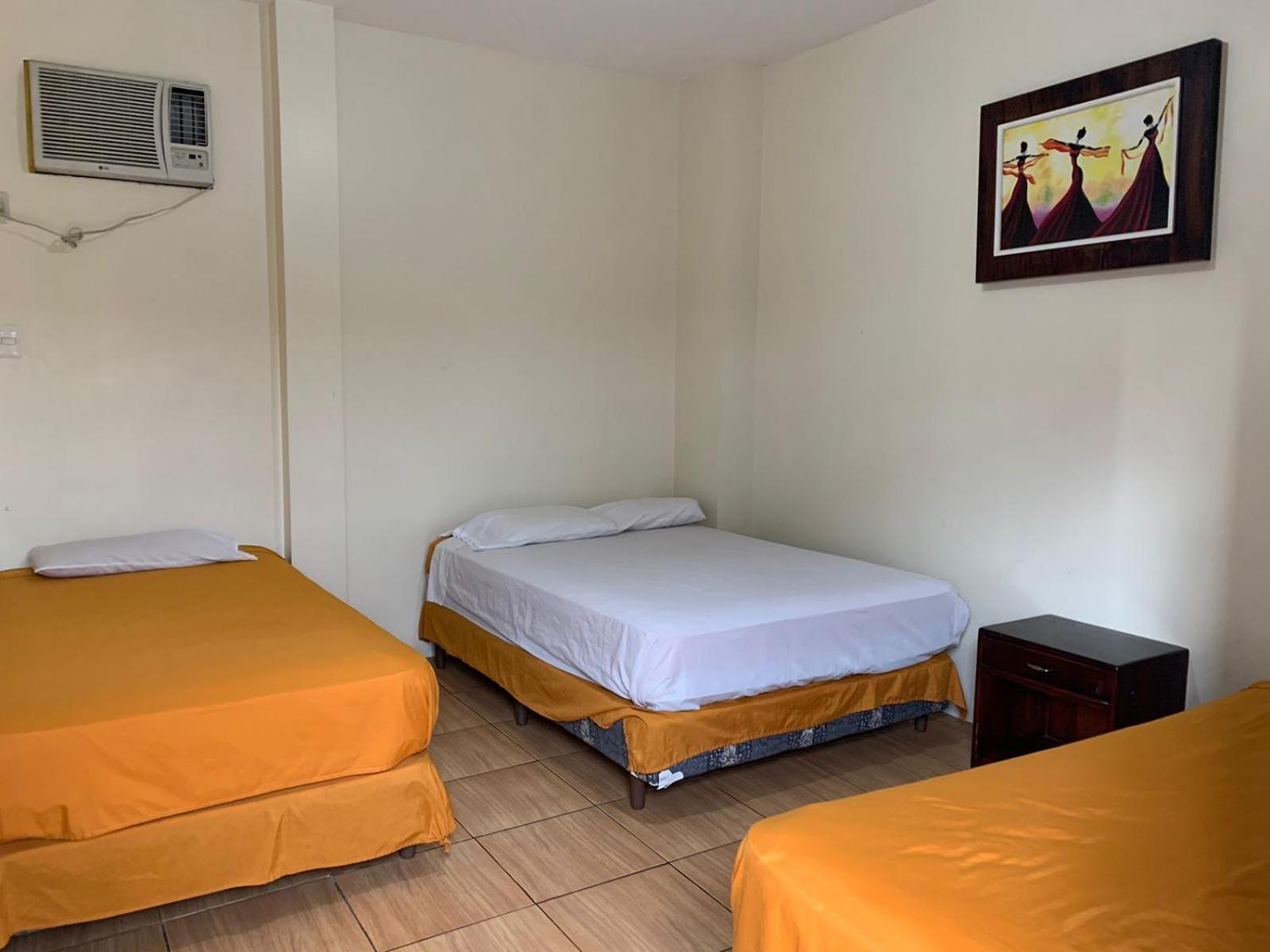 Hostal Las Velas Hotel Manta Exterior photo